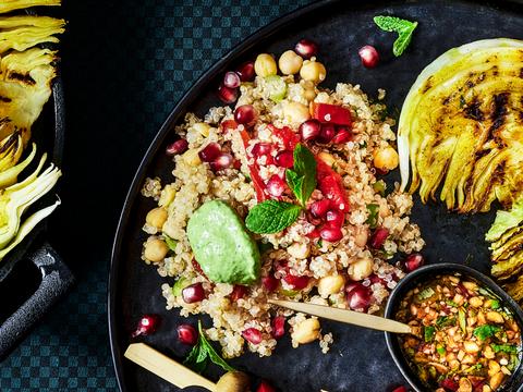 quinoasalade met geroosterde paprika en kikkererwten