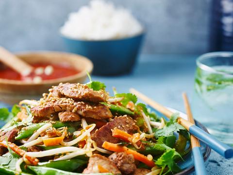 Wokgroenten met rundvleesreepjes en rijst