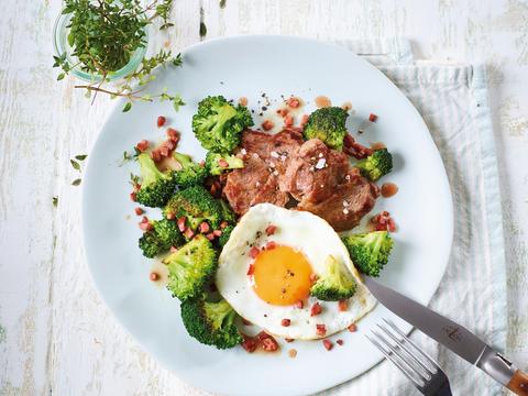 Lamskoteletjes met broccoli, ei en pancetta