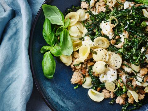 Schelpjespasta met boerenkool, gehakt en burrata