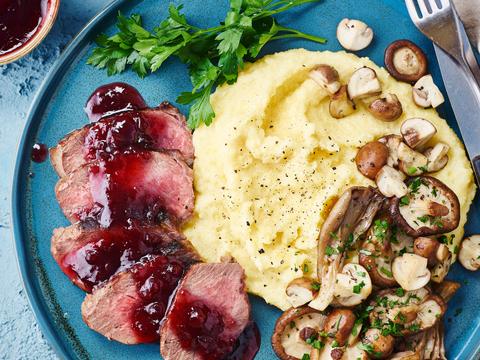 Hindesteak met boschampignons en polenta