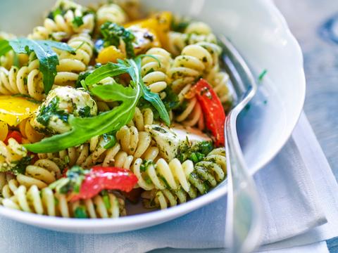 Pasta met paprika, geitenkaas en pesto