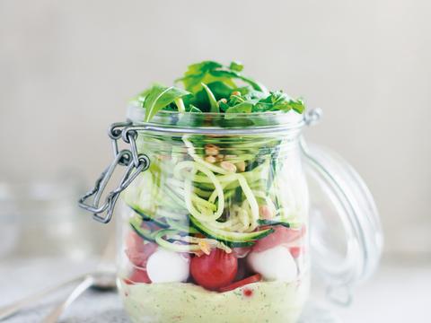 Courgetti met avocadodressing, mozzarella en parmaham