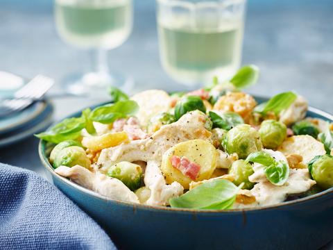 Romige aardappelschotel met kip, spek en spruiten