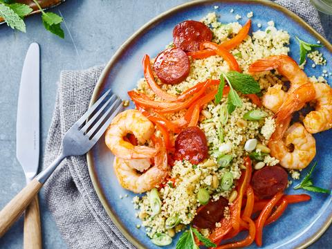 Warme couscoussalade met chorizo en scampi