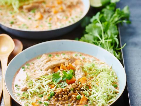 Rode curry met varkensvlees, zoete aardappel, andijvie en linzen