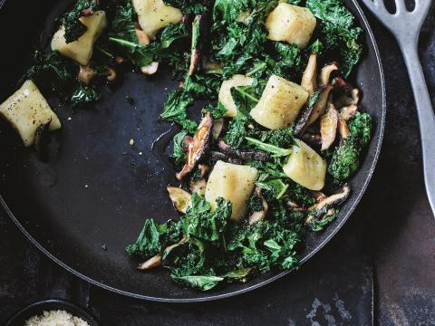 Gnocchi met boerenkool, shiitake en vegan kaastopping