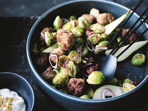 Warme salade van spruitjes, veenbessen en lamsgehakt