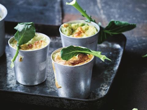 Broccolisoufflé met dragon en gerookte forel