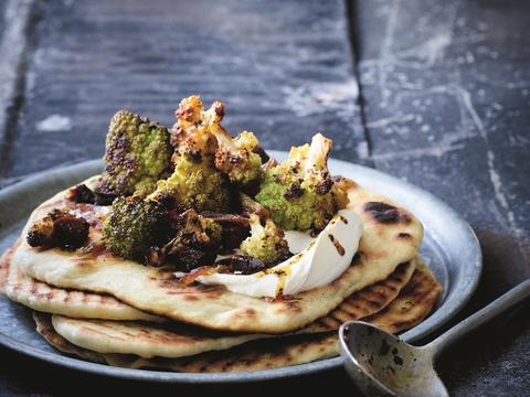 Naanbrood met romanesco en chorizo
