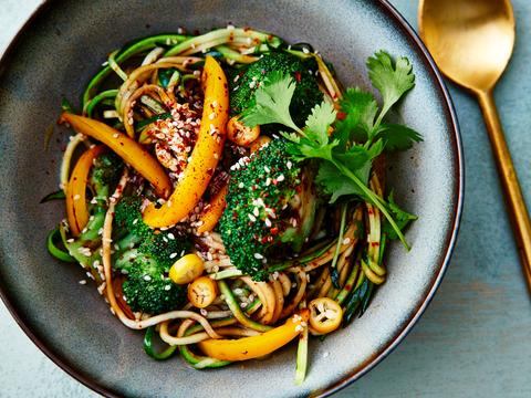 Wok van courgettenoedels en broccoli