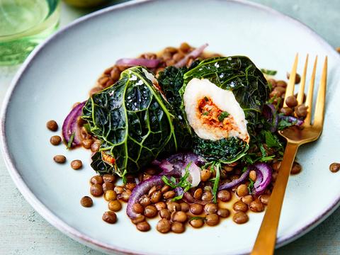Kool-wijtingrolletjes met rode pesto en linzen