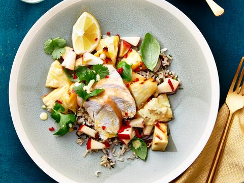 Kipsalade met rijst, gegrilde ananas en appel