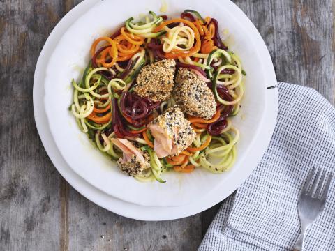 Spaghettis de légumes et saumon croustillant