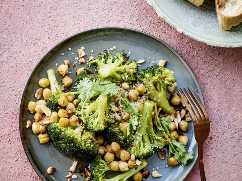 Broccolisalade met kikkererwten en pinda's
