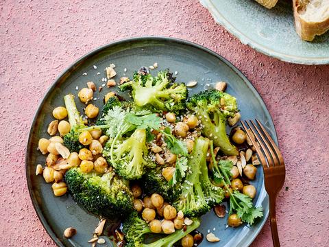 Broccolisalade met kikkererwten en pinda's