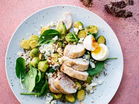 Rijstsalade met kip, spruitjes, blauwe kaas en ei