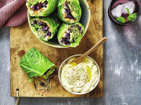Koolwraps met hummus, kippengehakt, avocado en rodekool