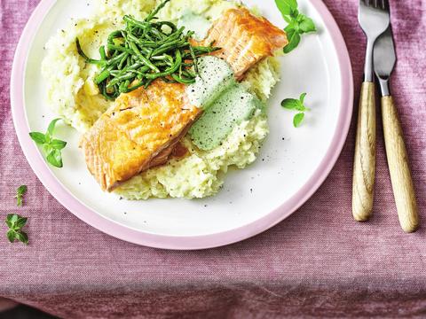 Koolraap-aardappelpuree met gegrilde zalm, zeekraal en dillesaus