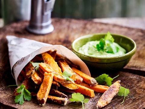 Zoete-aardappelfrietjes met avocadodip