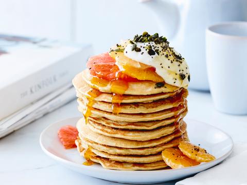 Pancakes met citrusvruchten, pitten, zaden en noten