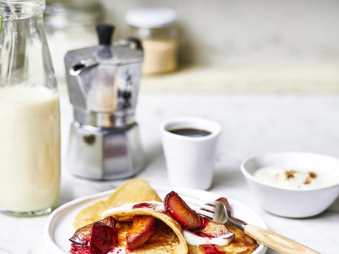 Vegan pannenkoeken met pruimen en plantaardige yoghurtjpg