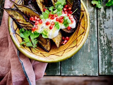 Gegrilde aubergines met labneh en granaatappelpitjes