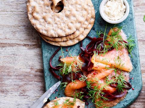 Gravad lax met rode biet en mierikswortel