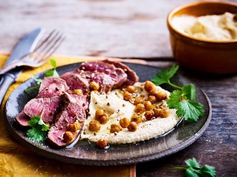 Hummus met geroosterde kikkererwten en lamsfilet