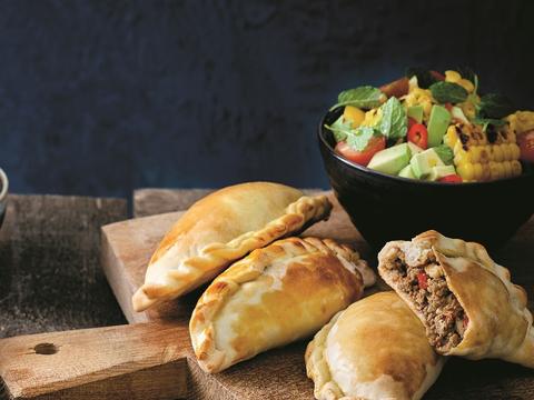 Empanadas met rundvlees en maïssalade
