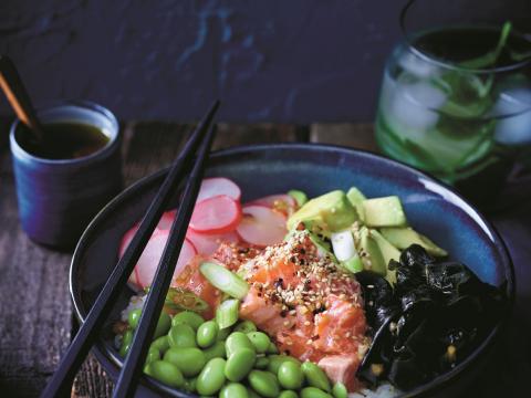 Poké bowl met gemarineerde zalm