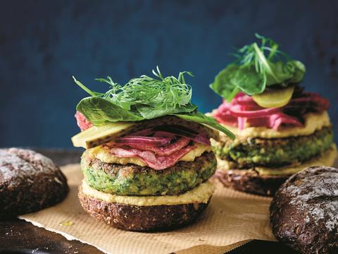 Vegan groenteburgers met bietenchips en rode ui