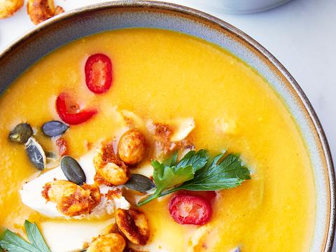 Soep van flespompoen, rode puntpaprika en kokosmelk met pinda’s