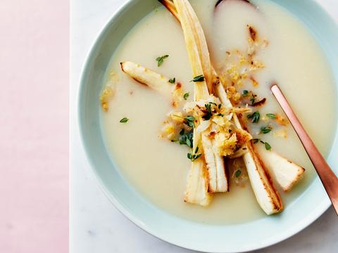 Pastinaak-knolseldersoep met uiencrumble