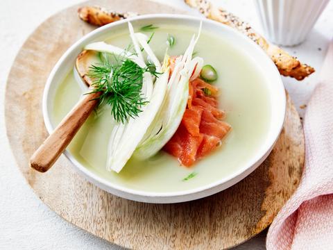Venkelsoep met aardpeer, gerookte zalm en soepstengels