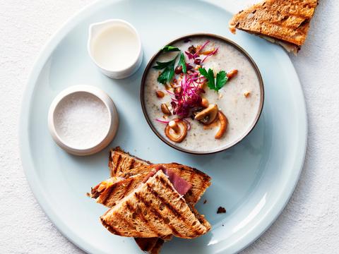 Champignonsoep met een feestelijke croque