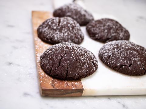 Gevulde browniekoekjes met witte chocoladekern