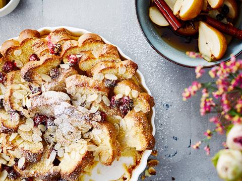 Verloren brood met gepocheerde peren en veenbessen
