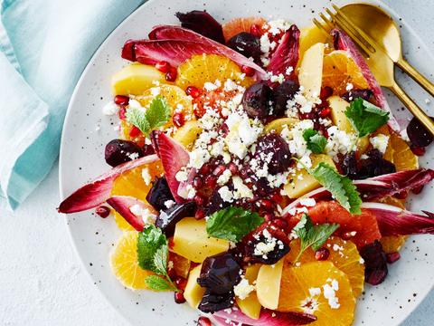 Citrussalade met geitenkaas, rode biet en granaatappel