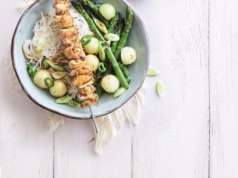 Kipspiesje met groene asperges, meloen en sesam