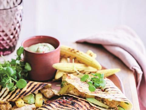 Quesadillas met kipreepjes, ananas en avocado
