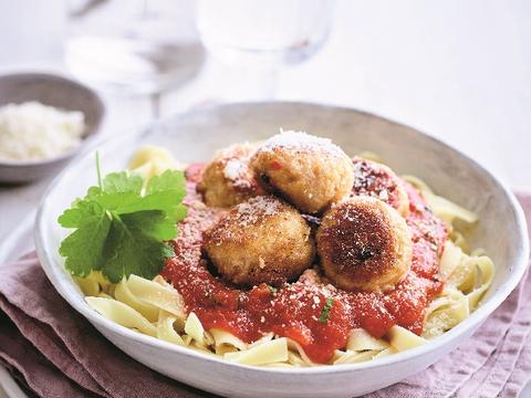 Kippengehaktballetjes in tomatensaus
