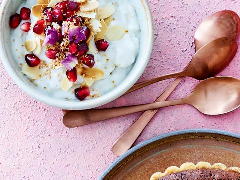 Kokos-amandelpudding met granaatappel
