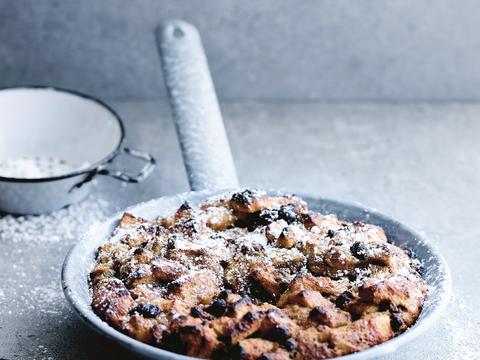 Klassieke broodpudding met rozijnen, speculaas en kaneel