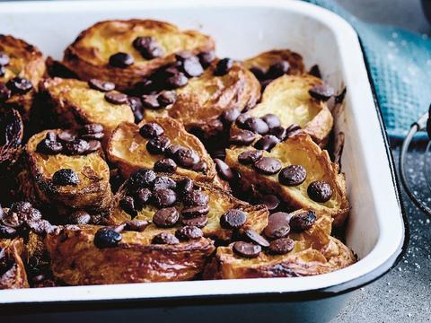 Broodpudding de luxe met croissants en chocolade