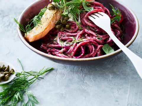 bietennoedels met zalm en yoghurt-dillesaus