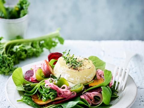 salade van winterpostelein en spinazie met warme geitenkaas