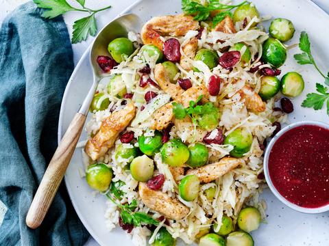 Rijstsalade met spruitjes en kalkoen