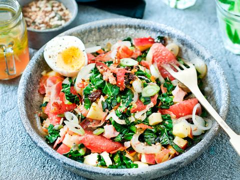 Boerenkool met appeltjes, bacon en pompelmoesvinaigrette