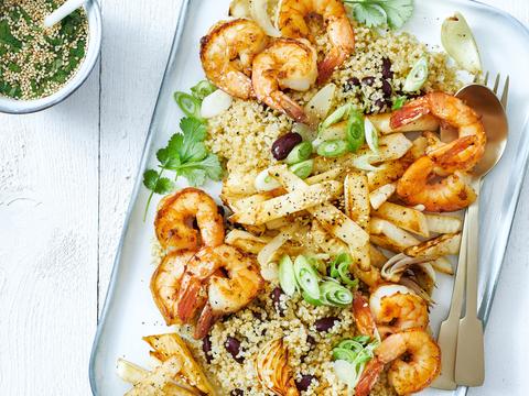 Quinoa met scampi's, gebakken knolselder en sesamdressing salade